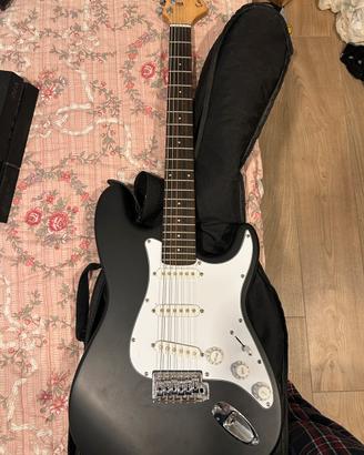 Chitarra elettrica con cavi e anplificatore