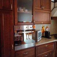 Cucina in legno di castagno tinta noce scuro 