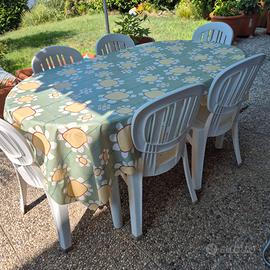 Tavolo e sedie da giardino