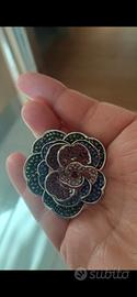 Anello a fiore con pietre dure