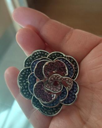 Anello a fiore con pietre dure