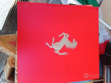 album con cartoline e francobolli d'oro Ferrari