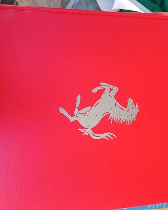 album con cartoline e francobolli d'oro Ferrari