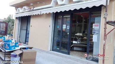 Zona Pace, locale + deposito con ingresso autonomo