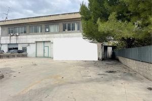 Capannone con ufficio, bagno e ampio piazzale