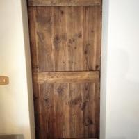 porta battente legno vecchio con bandelle in ferro