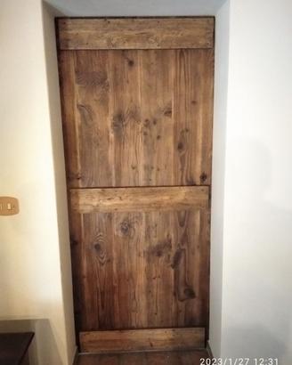 porta battente legno vecchio con bandelle in ferro