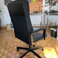 Sedia ufficio direzionale nera con braccioli e ruo