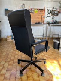 Sedia ufficio direzionale nera con braccioli e ruo