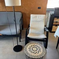 Poltrona a dondolo lampada e tavolino