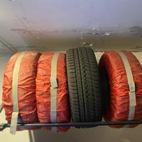Supporto a muro per deposito gomme auto