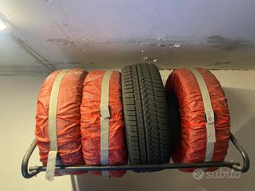 Supporto a muro per deposito gomme auto