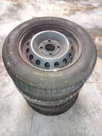  4 gomme invernali su cerchio