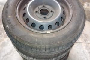  4 gomme invernali su cerchio