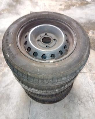  4 gomme invernali su cerchio