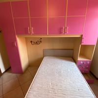 Camera rosa con letto una piazza e mezza