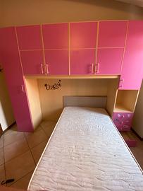 Camera rosa con letto una piazza e mezza