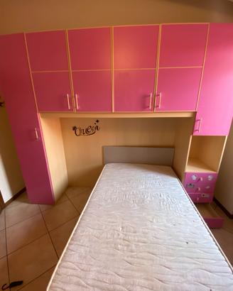 Camera rosa con letto una piazza e mezza