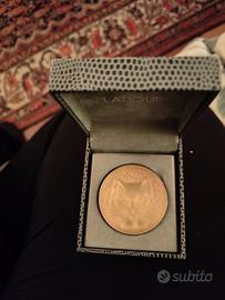 spilla Lalique in cristallo smerigliato 