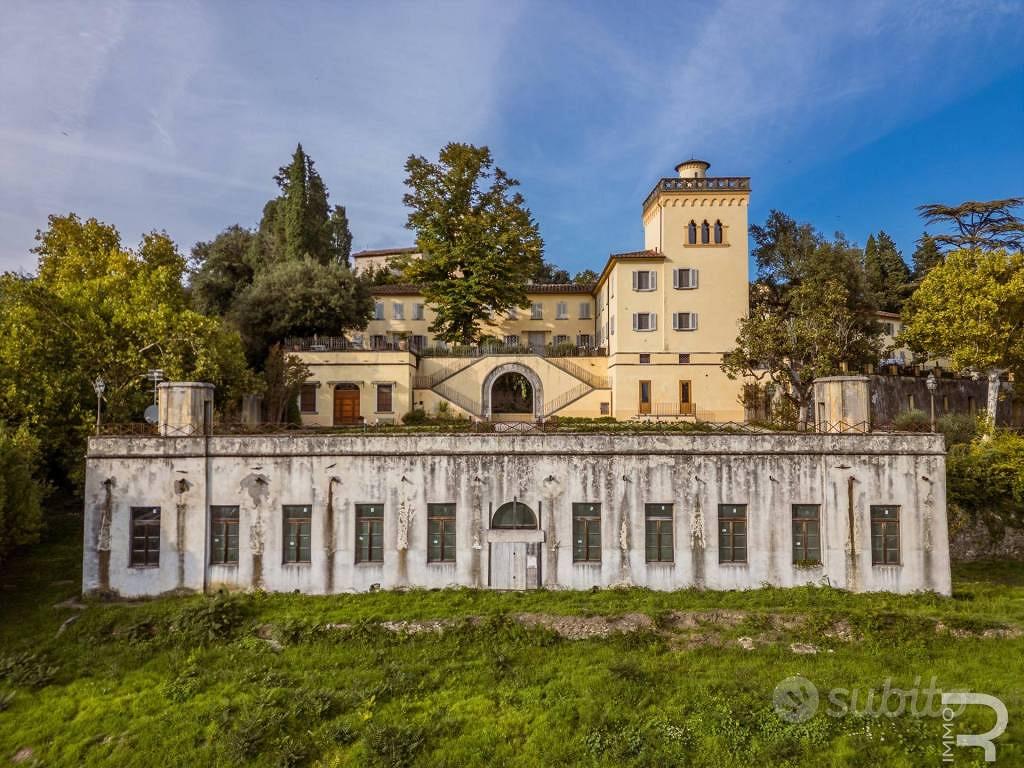 Villa di 265 m² con più di 5 locali a Pistoia