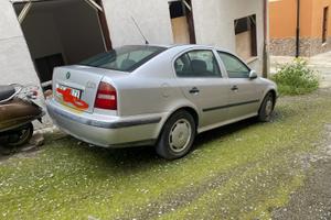 Auto marciante ma ferma da qualche anno