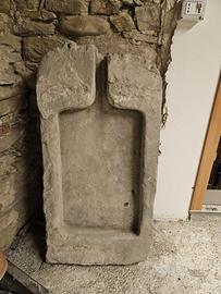 Antico lavabo / pila in pietra massello 