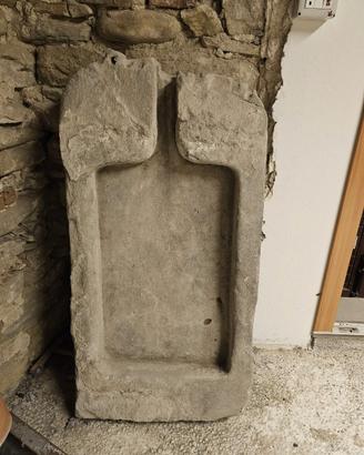 Antico lavabo / pila in pietra massello 