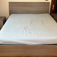 Letto matrimoniale e due comodini