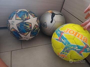 si vendono 3 Palloni da calcio 