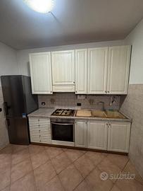 Cucina  compreso di forno e frigo