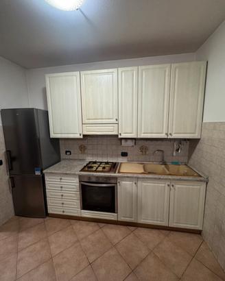Cucina  compreso di forno e frigo