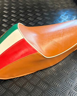 Sella marrone con gobba trocolore vespa 50
