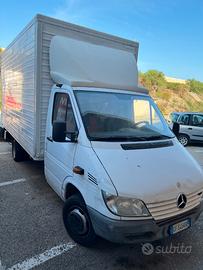 Camion mercedes sprinter con sponda gemellato