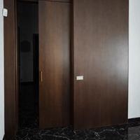 Porte a scrigno in legno massello e vetro satinato