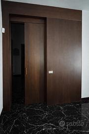 Porte a scrigno in legno massello e vetro satinato