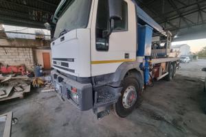 Iveco Euro Trakker con Piattaforma Italmec 41 metr