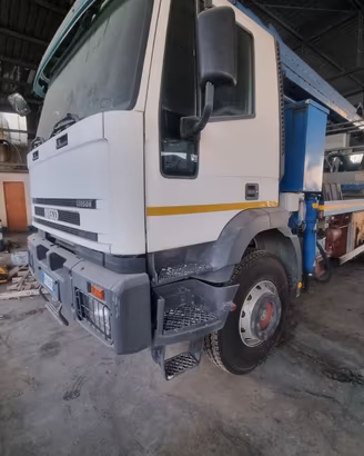 Iveco Euro Trakker con Piattaforma Italmec 41 metr