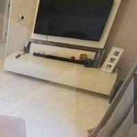 soggiorno con madia e mobile tv con divano più puf