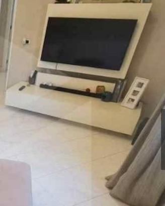 soggiorno con madia e mobile tv con divano più puf