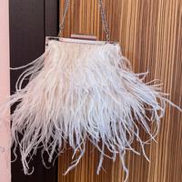 Pochette panna in raso e piume con catena