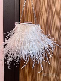 Pochette panna in raso e piume con catena