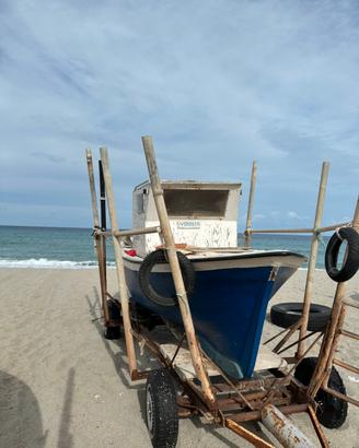 Gozzo in legno resinato con motore entrobordo
