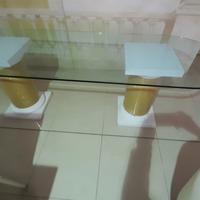 Scivania/o tavolo rettangolare.