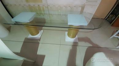 Scivania/o tavolo rettangolare.