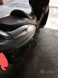 Suzuki burguman 250 grigio