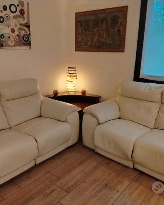 due divani in pelle bianchi