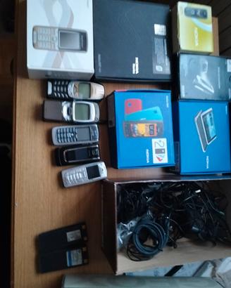 collezione di cellulari vecchi