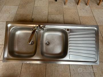 Lavello in acciaio inox con doppia vasca