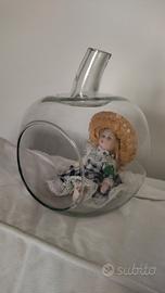 soprammobile in vetro con bambola 