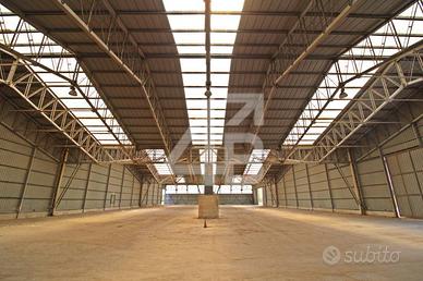CAPANNONE E AMPIO TERRENO - MONFALCONE / PORTO